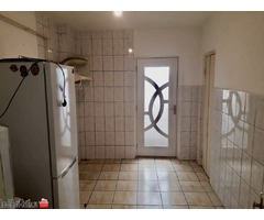 Vand ap 3 cam. Et.4 preț €41.000 - Imagine 3